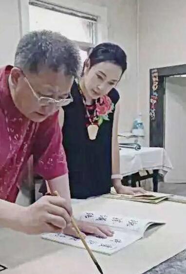 刘晓庆在一得阁成功举办了书法展 却引起了两种争议