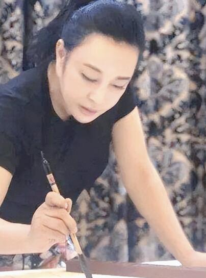 刘晓庆的书法真的自成一体吗 衡量它是有标准的