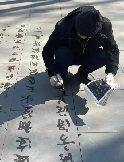 书协主席公园偶遇地摊书者 竟聊了起来